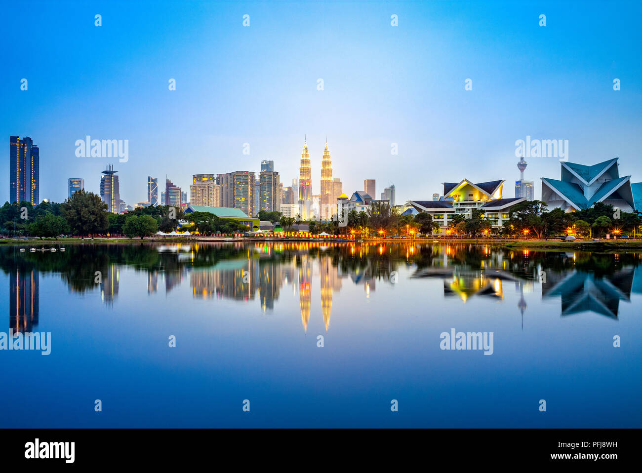 L'horizon de Kuala Lumpur par le lac au crépuscule Banque D'Images