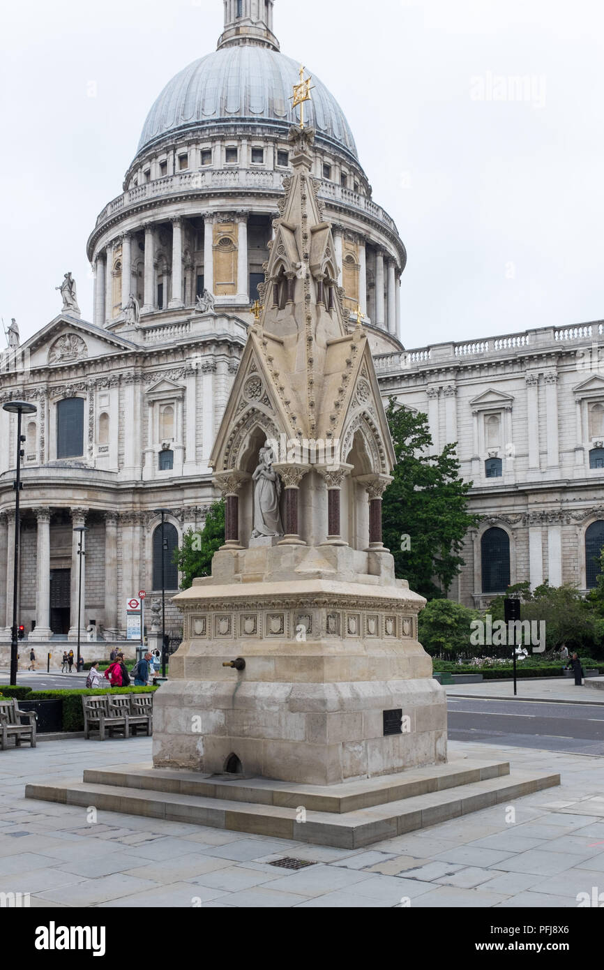 Le Saint-Laurent et Marie Madeleine Fontaine à boire en face de la Cathédrale St Paul à Cannon Street dans la ville de Londres Banque D'Images