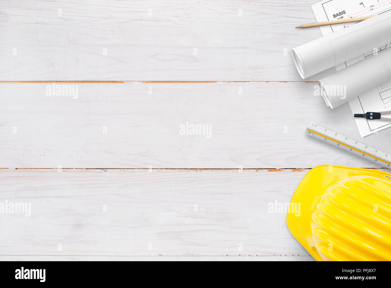 Concept d'entreprise de construction. Accessoires de construction en bois blanc sur 24. Copie espace à côté. Mise à plat. Banque D'Images