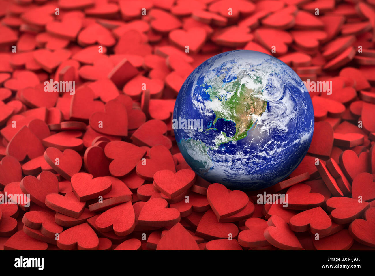 Concept de la Journée de la terre. Globe terrestre sur des centaines de petits coeurs rouges. Terre photo fournie par la Nasa. Banque D'Images