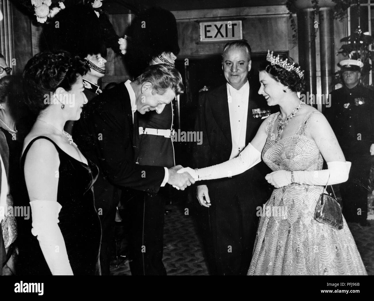 La reine Elizabeth II et Danny Kaye à Londres, moi et le colonel film premiere, 1958 Banque D'Images