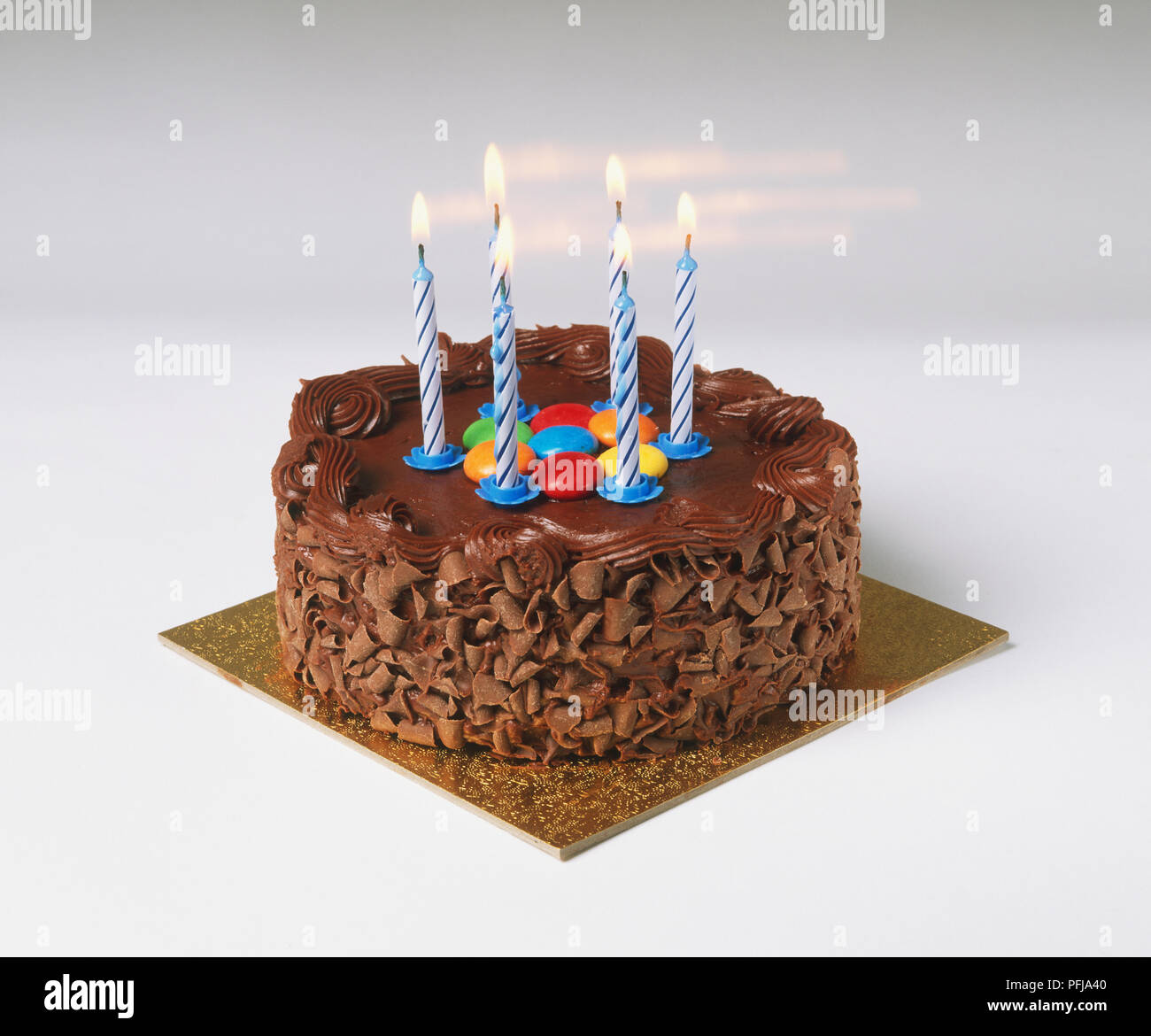 Anniversaire Gateau Au Chocolat Decore Avec Des Copeaux De Chocolat Bonbons Multicolores Et Six Bougies Allumees Photo Stock Alamy