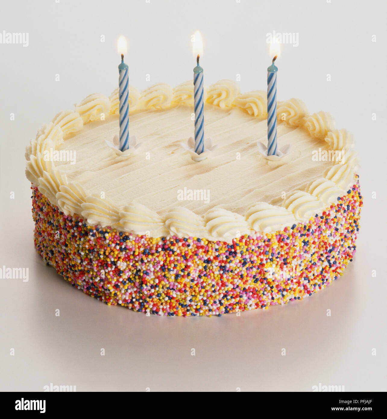 Gateau D Anniversaire Avec Trois Bougies Allumees Photo Stock Alamy