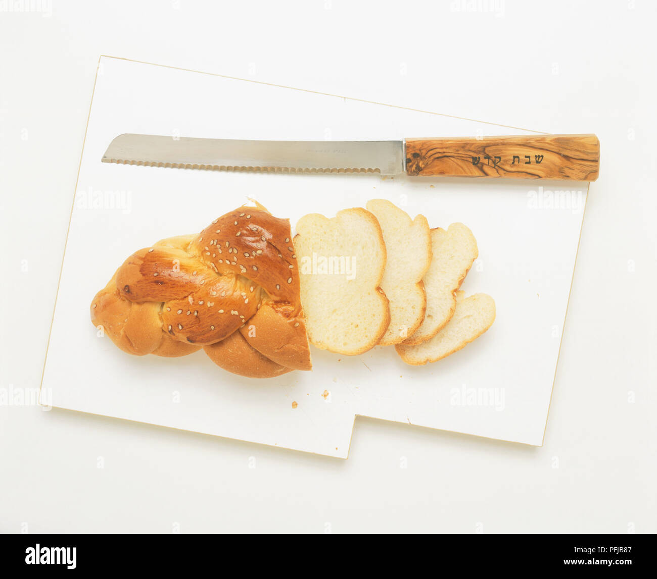 En partie en tranches de miche de pain challah Sabbat spécial avec le couteau à découper, vue d'en haut Banque D'Images