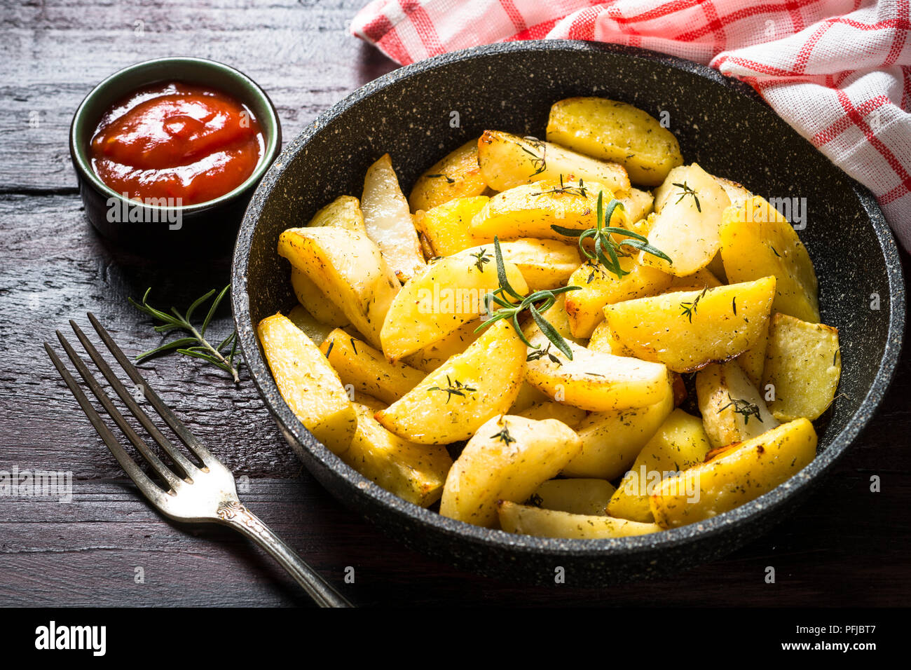 Pomme de terre au four avec des herbes dans la casserole. Banque D'Images