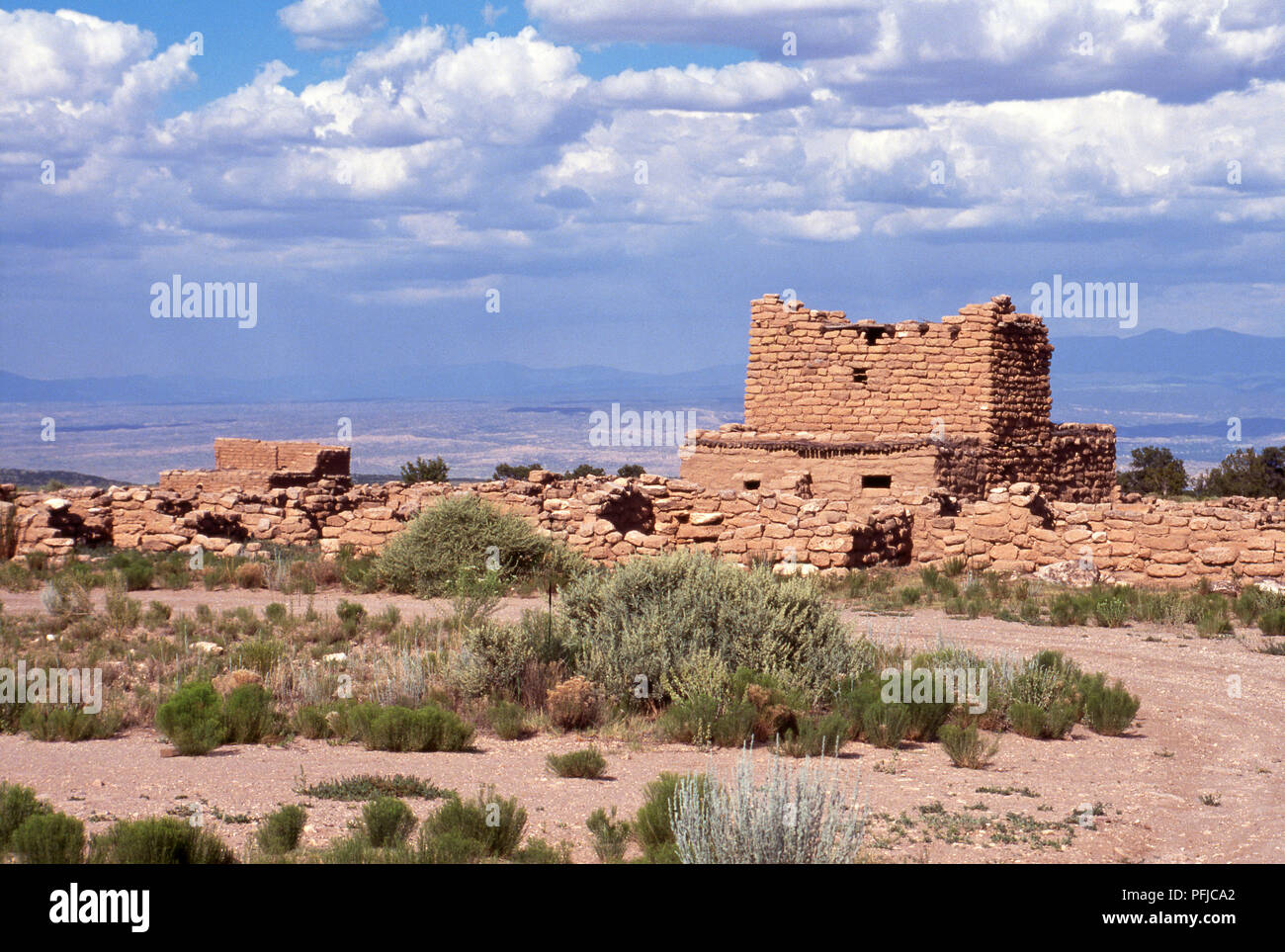 Village préhistorique en ruines au sommet de la Puye Cliff dwellings, Santa Clara Pueblo Réservation, Nouveau Mexique. Photographie Banque D'Images