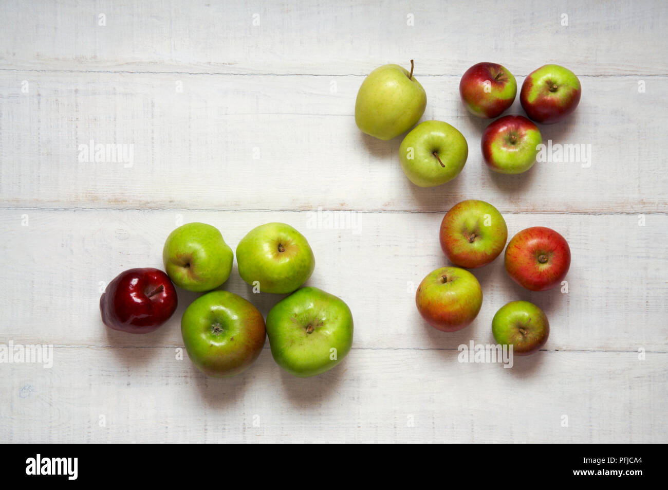 Groupe des pommes, y compris Golden Delicious, Red Delicious, Bramley, Cox, Spartan, Gravenstein, vue d'en haut Banque D'Images