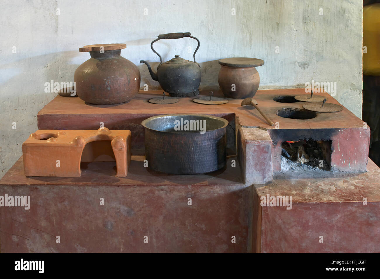 Cuisinière à bois avec pots en métal sur elle, Portugais, Loutolim, Goa, Inde Banque D'Images