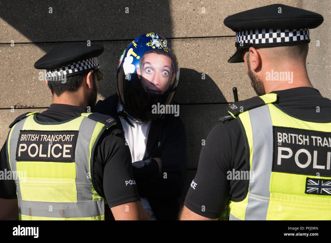 Un automobiliste est intercepté par des agents de l'Équipe spéciale de la criminalité violente en travaillant en partenariat avec des unités de police à travers le Metropoltan réalisation d'une butée sur le renseignement et l'opération de recherche ciblant les crimes violents à Londres en utilisant le réseau routier. Banque D'Images