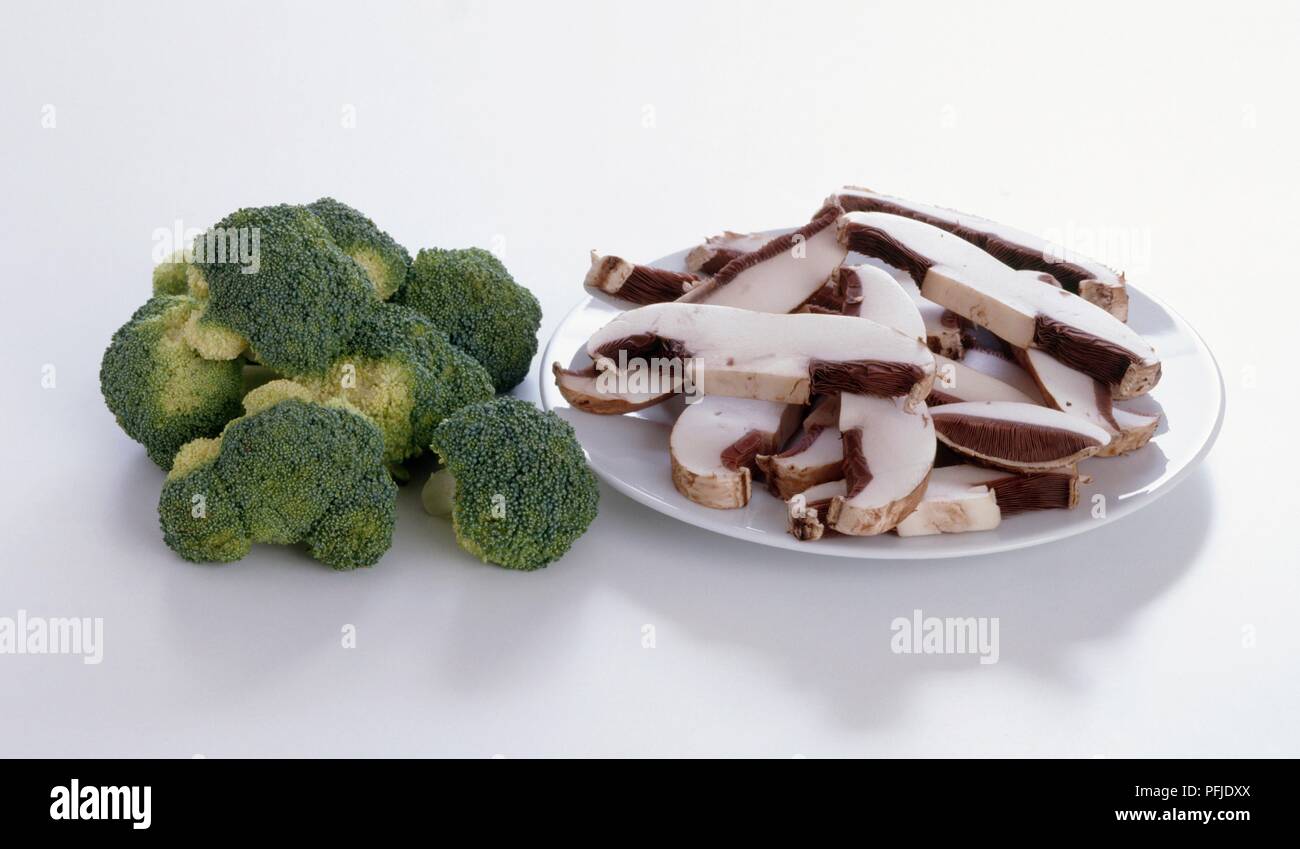 Le brocoli, champignons tranchés et on white plate Banque D'Images