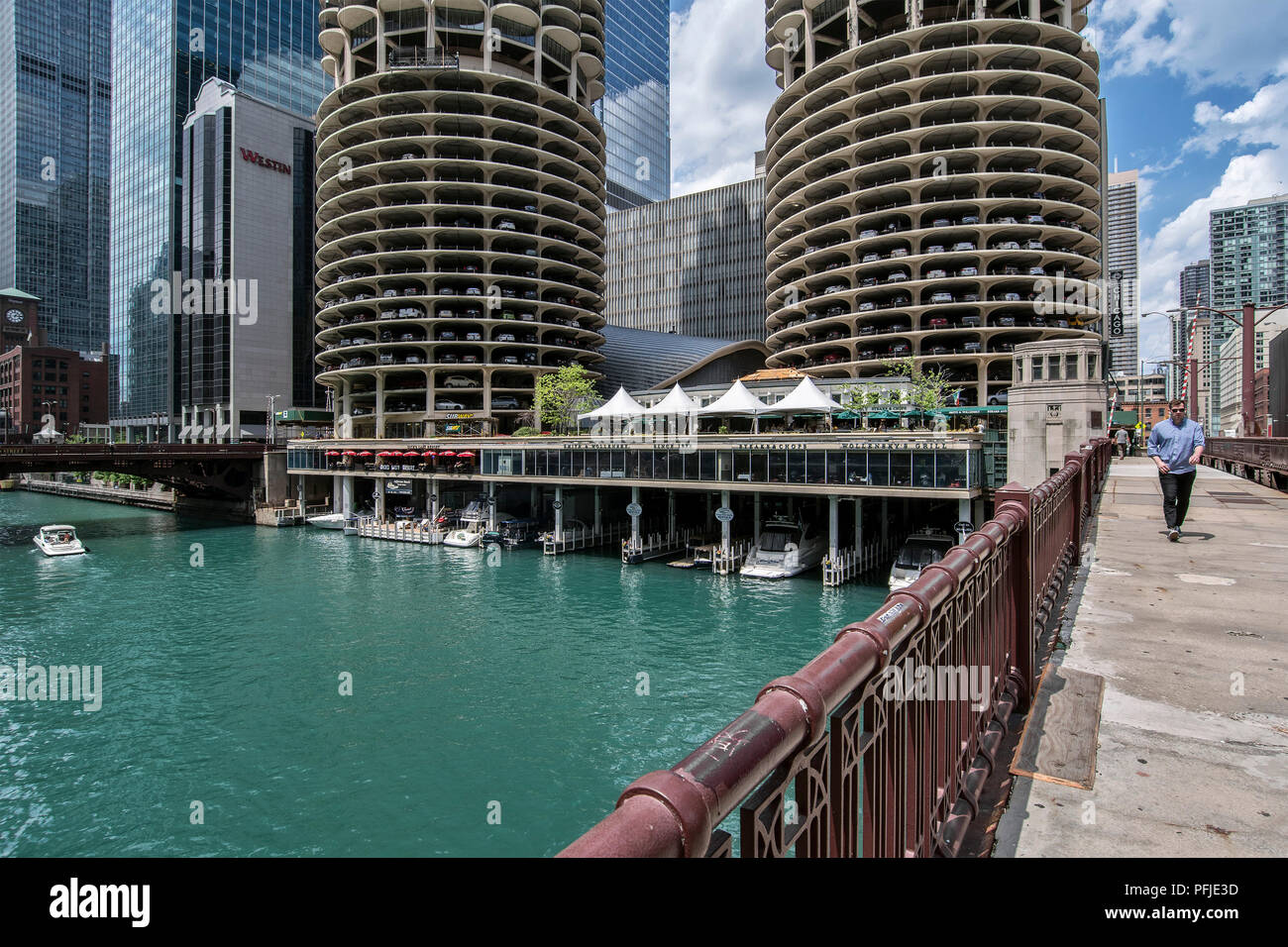 Vue sur la rivière Chicago à partir de l'Etat rue Bridge, Marina Towers, le centre-ville de Chicago. Banque D'Images