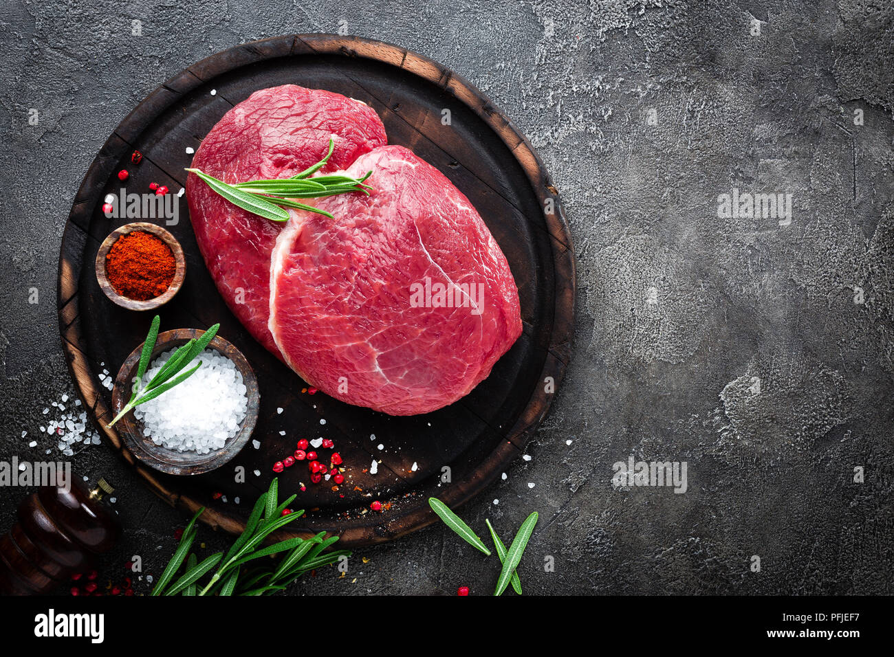 La viande de boeuf cru. La viande de boeuf frais à bord d'épices Banque D'Images