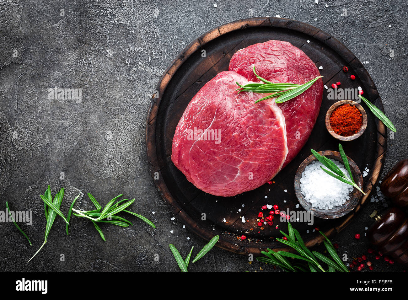 La viande de boeuf cru. La viande de boeuf frais à bord d'épices Banque D'Images