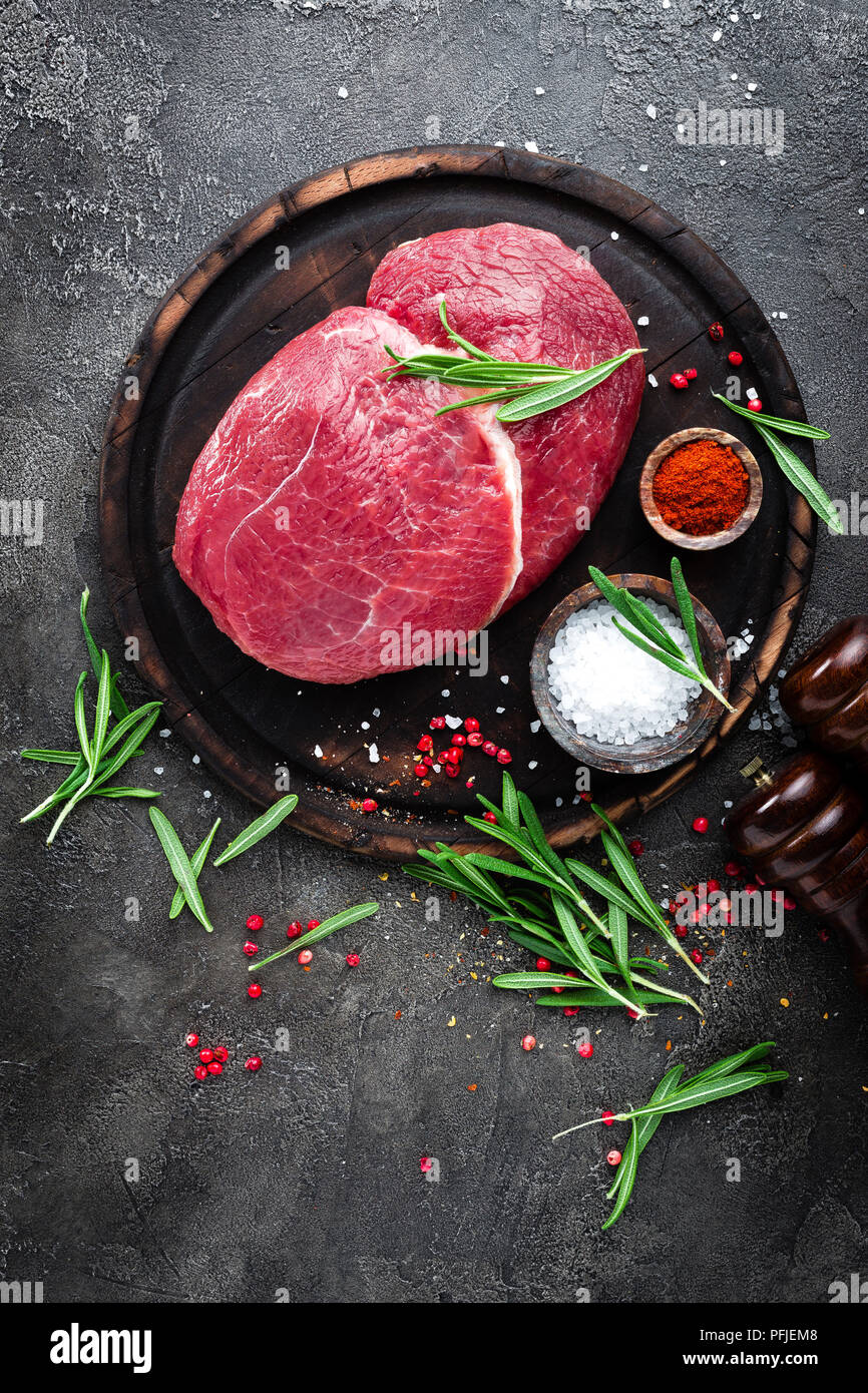 La viande de boeuf cru. La viande de boeuf frais à bord d'épices Banque D'Images