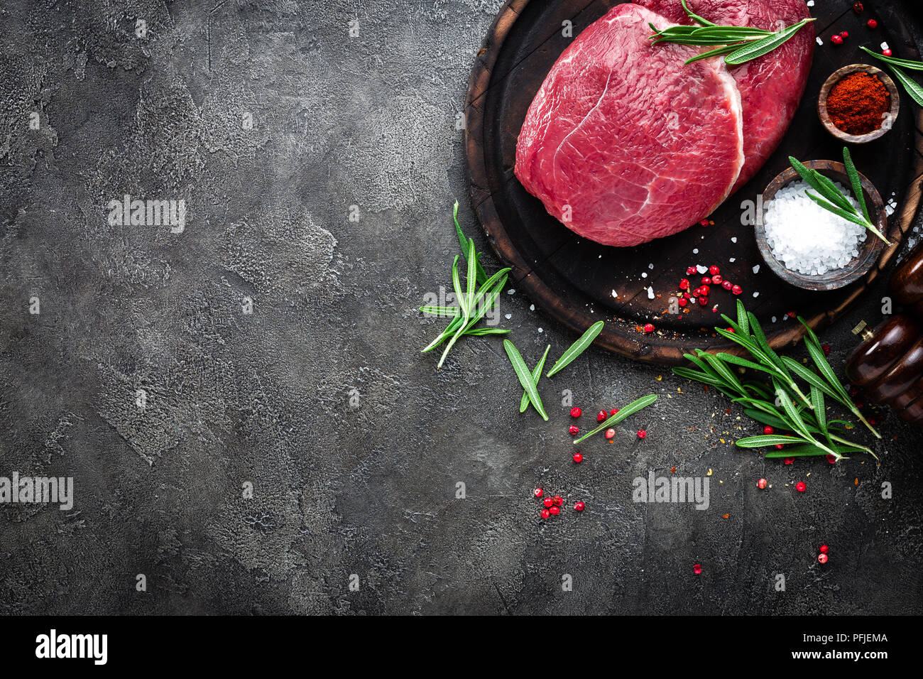 La viande de boeuf cru. La viande de boeuf frais à bord d'épices Banque D'Images