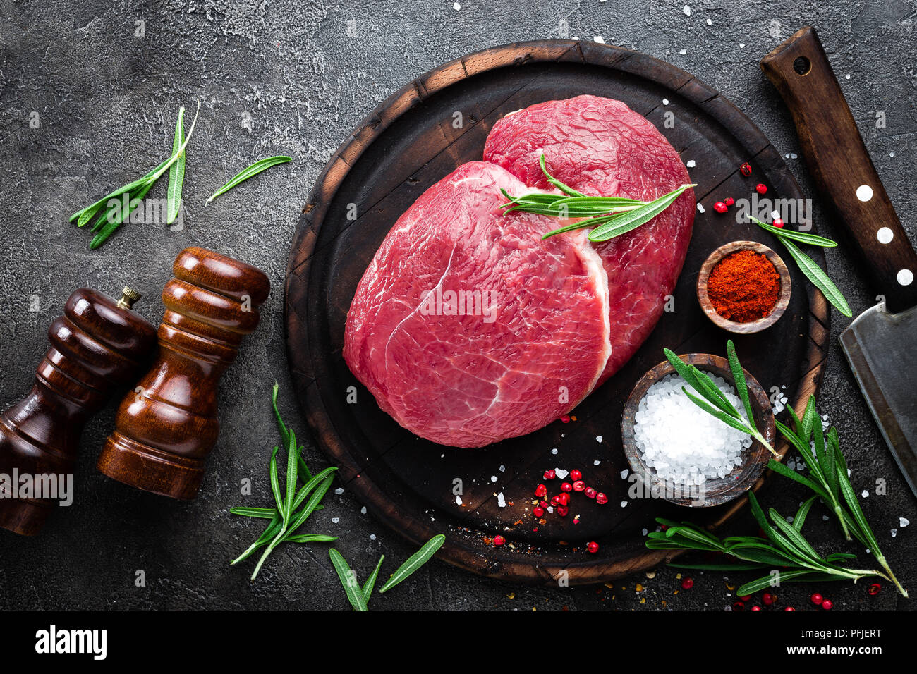 La viande de boeuf cru. La viande de boeuf frais à bord d'épices Banque D'Images