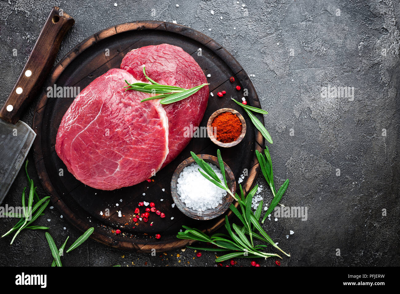 La viande de boeuf cru. La viande de boeuf frais à bord d'épices Banque D'Images