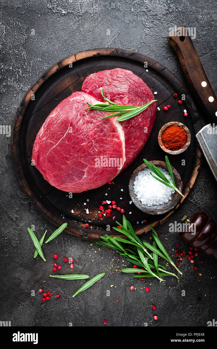 La viande de boeuf cru. La viande de boeuf frais à bord d'épices Banque D'Images