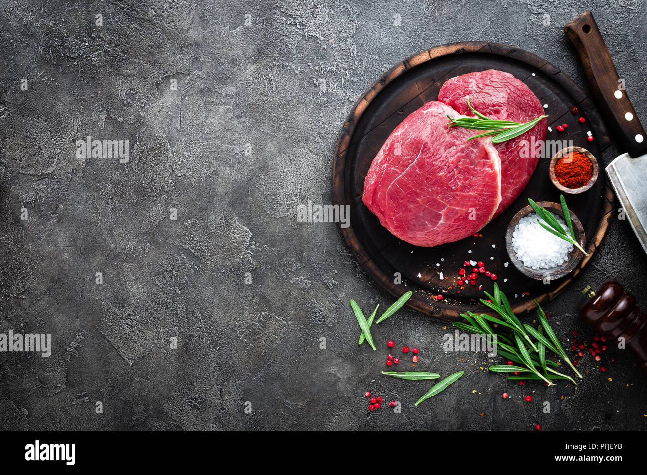 La viande de boeuf cru. La viande de boeuf frais à bord d'épices Banque D'Images