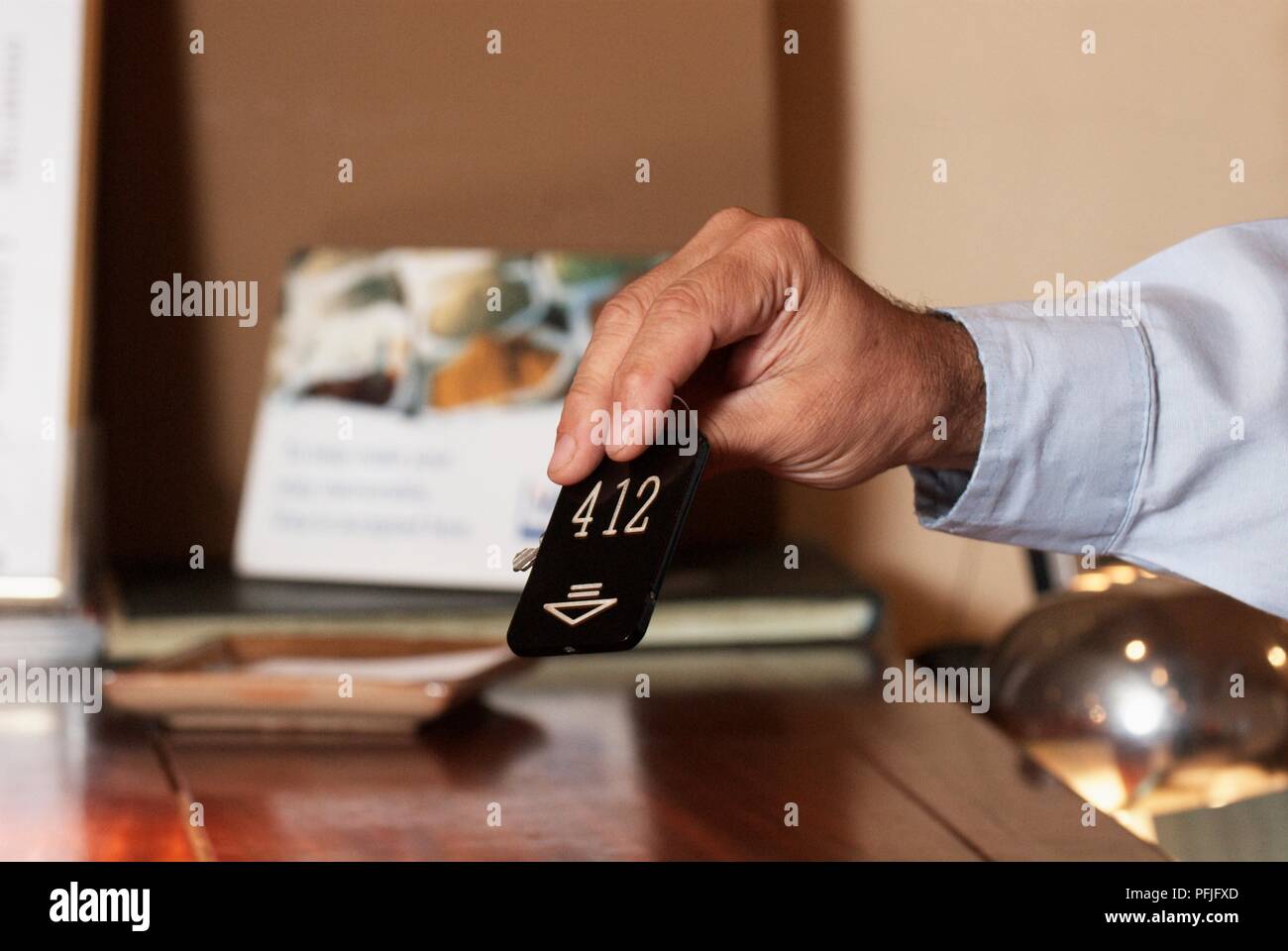 Réceptionniste holding card key Banque D'Images