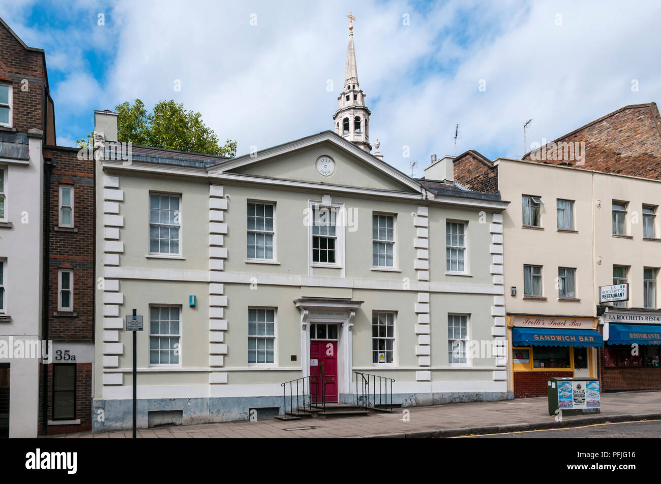 Les Marx Memorial Library sur Clerkenwell Green, avec la flèche de St James Clerkenwell derrière. Banque D'Images