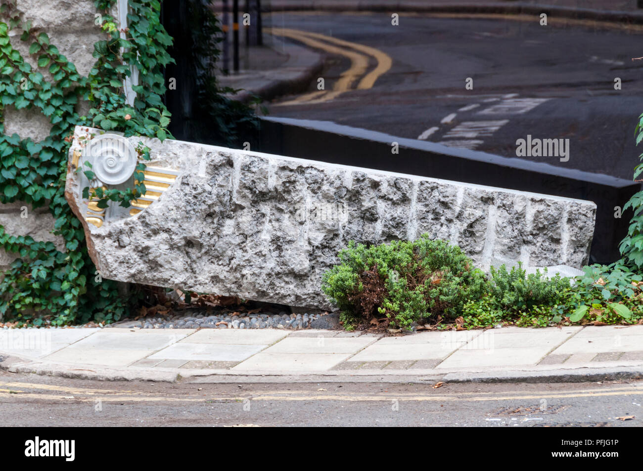 Fake tombé colonne dorique à l'extérieur 15 Clerkenwell Fermer conçu par Amin Taha. Banque D'Images