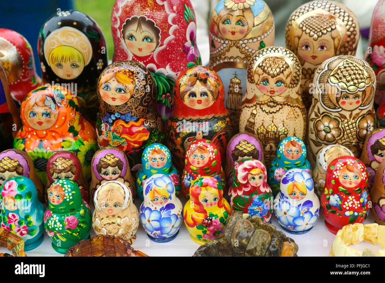 La Lituanie, Vilnius, Place du théâtre, des poupées russes en vente au stand de souvenirs Banque D'Images