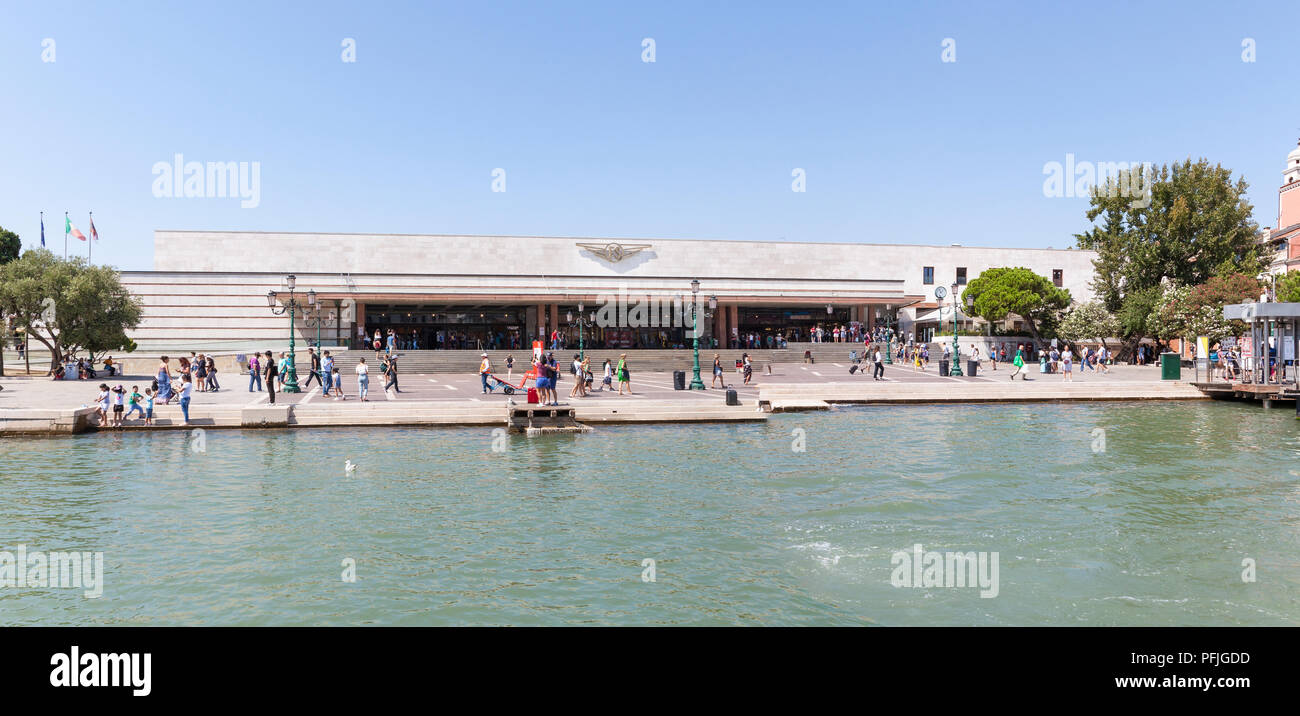 Ferrovia, ou la gare de Santa Lucia, (Venezia S Lucia) Grand Canal, Cannaregio, Venise, Vénétie, Italie, l'une des principales plaques tournantes de Venise Banque D'Images