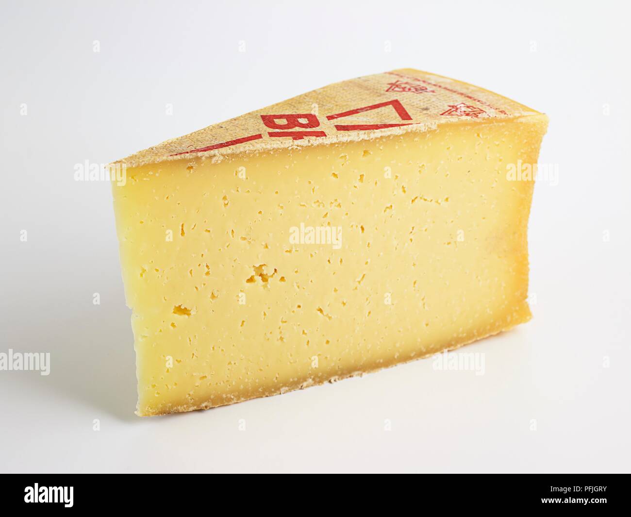 Tranche de Branzi italien fromage au lait de vache Banque D'Images