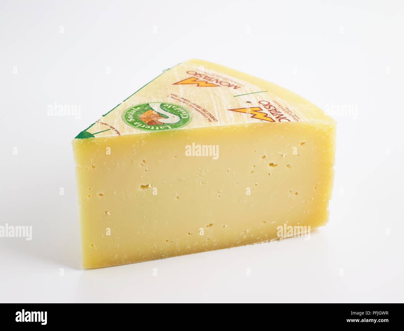 Tranche de Montasio Italien AOP fromage au lait de vache Banque D'Images