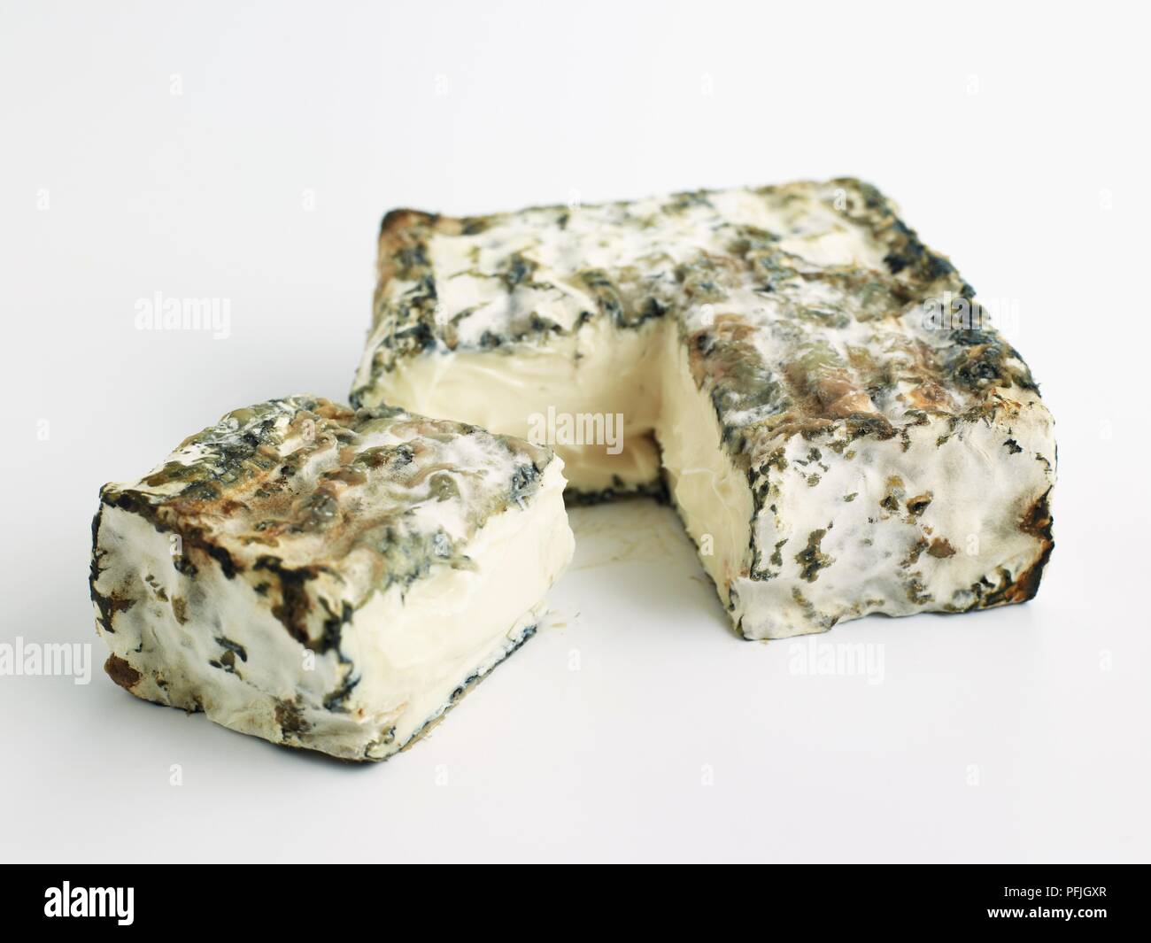 Square et tranche de Bauma Espagnol Carrat fromage de chèvre montrant deep black ash couenne Banque D'Images