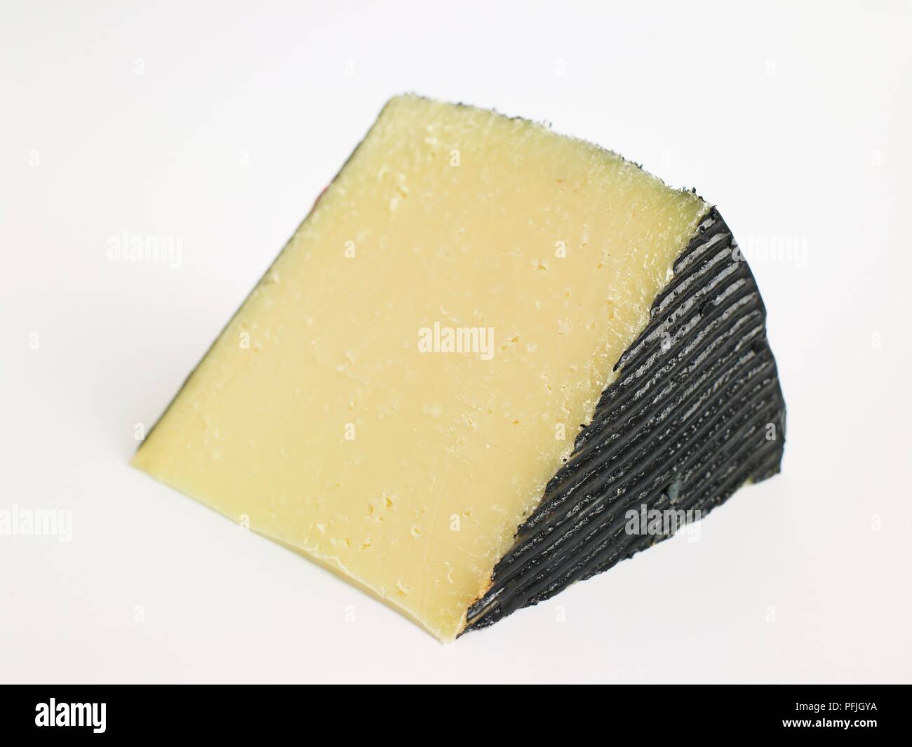 Tranche de l'espagnol Iberico chèvre, brebis et de fromage au lait de vache en noir texturé, couenne Banque D'Images