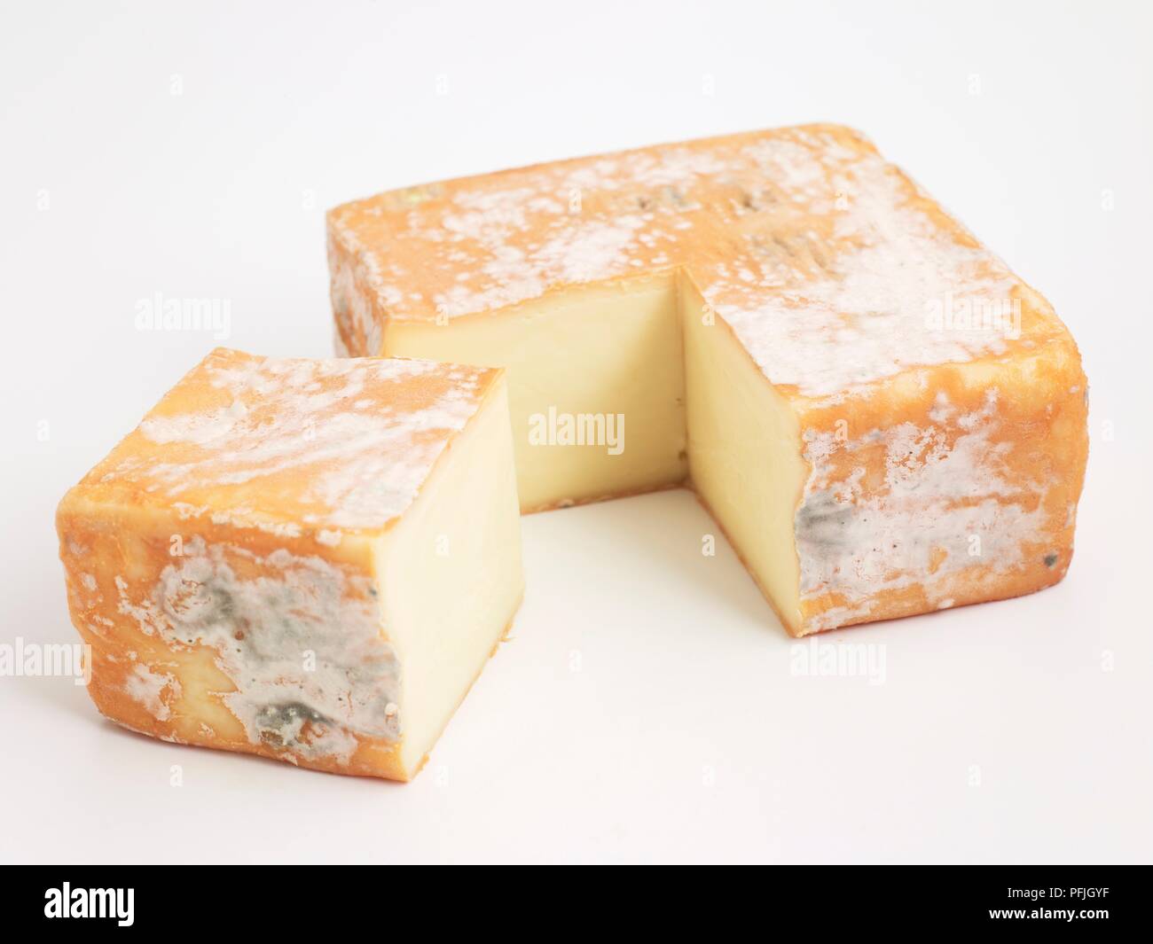 Tranches de carré de Robiola italien della Valsassina fromage au lait de vache montrant la moisissure sur la couenne Banque D'Images