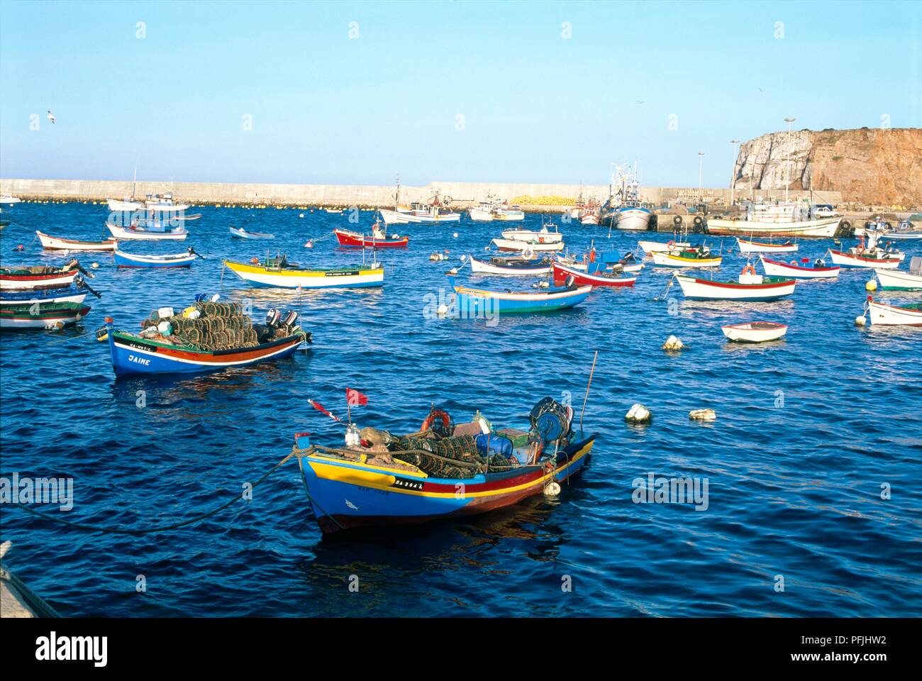 Le Portugal, Sagres, petits bateaux de pêche colorés amarrés sur l'eau dans Harbour Banque D'Images