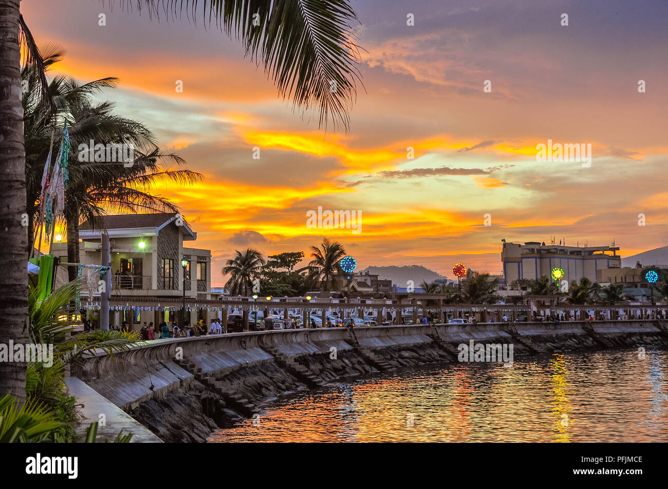 Front de mer de la ville de Legaspi au crépuscule - Albay, Philippines Banque D'Images