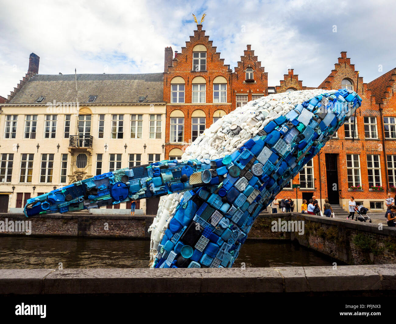 Gratte-ciel (la baleine) Bruges par Studio KCA (USA) est une sculpture géante, construite à partir de déchets dans le cadre de l'examen triennal pour l'Art contemporain et architecture intitulée "Liquid City', un parcours artistique à travers le cœur de la ville historique. Le thème central est la ville de liquide - Bruges, Belgique Banque D'Images