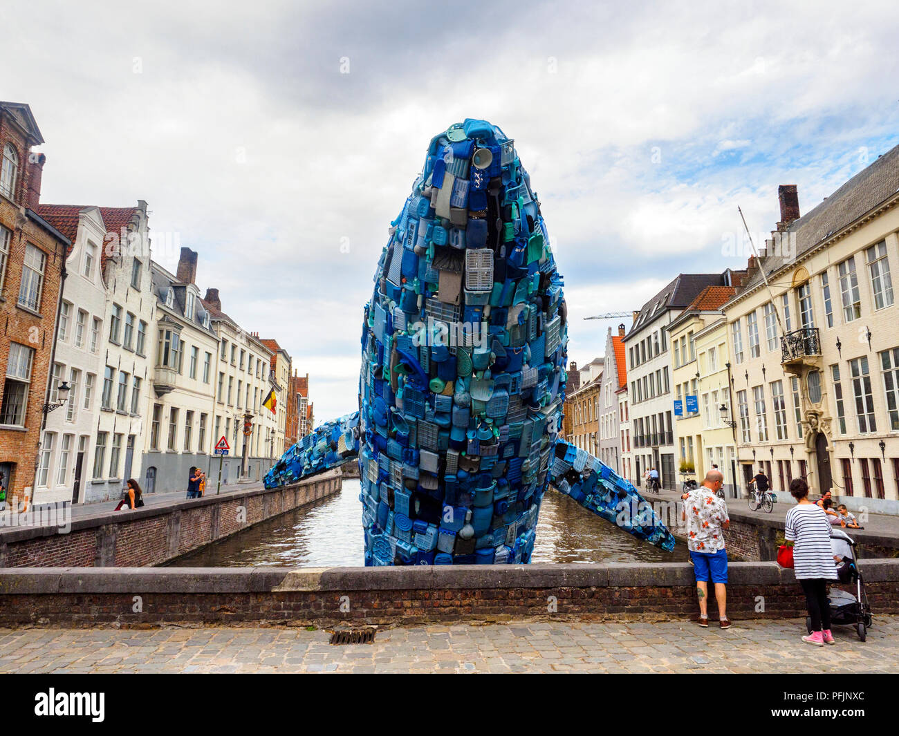 Gratte-ciel (la baleine) Bruges par Studio KCA (USA) est une sculpture géante, construite à partir de déchets dans le cadre de l'examen triennal pour l'Art contemporain et architecture intitulée "Liquid City', un parcours artistique à travers le cœur de la ville historique. Le thème central est la ville de liquide - Bruges, Belgique Banque D'Images