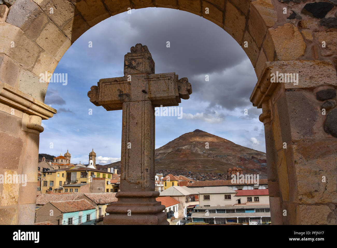 Vue de la montagne Cerro Rico depuis le toit de la chapelle de San Lorenzo, Potosi, Bolivie Banque D'Images
