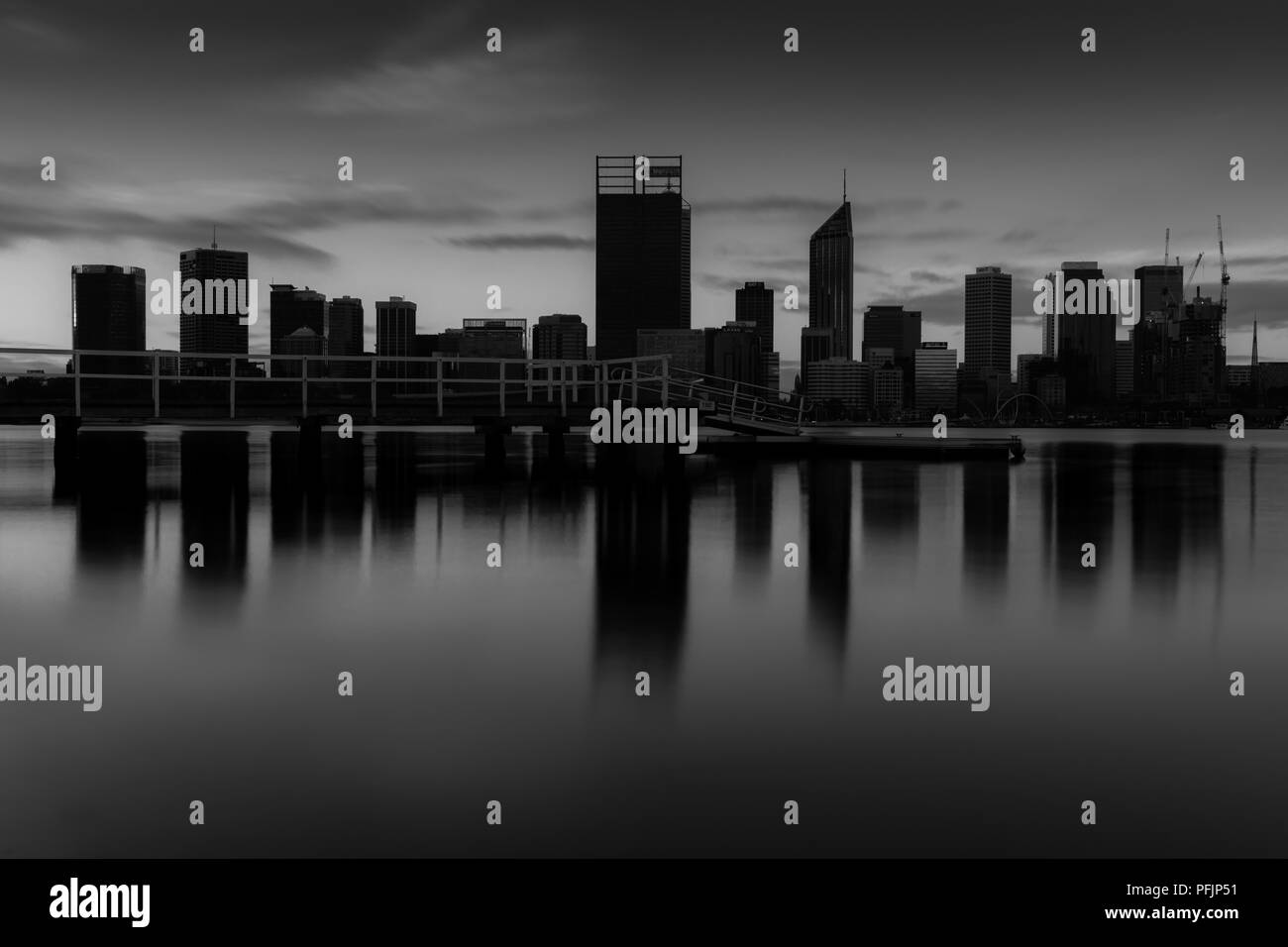 Vue sur la ville de Perth au crépuscule sur la rivière Swan en noir et blanc Banque D'Images