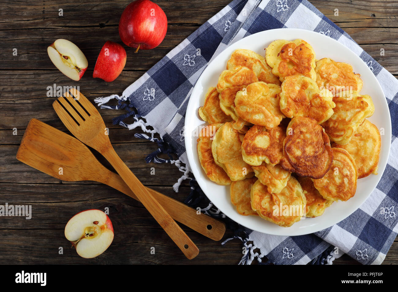 Délicieux yaourt grec - Apple crêpes épaisses et moelleuses et chargé avec des morceaux de fruits juteux, sur plaque blanche sur la vieille table en bois foncé avec une spatules Banque D'Images