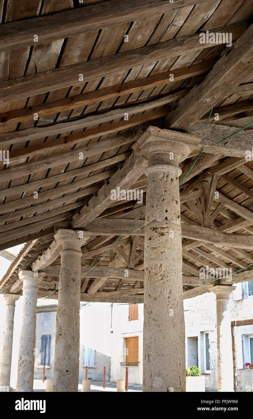 France, Aquitaine, Lot-et-Garonne, Laroque-Timbaut, colonnes toscanes soutenant un toit en bois du 13ème siècle, marché couvert Banque D'Images