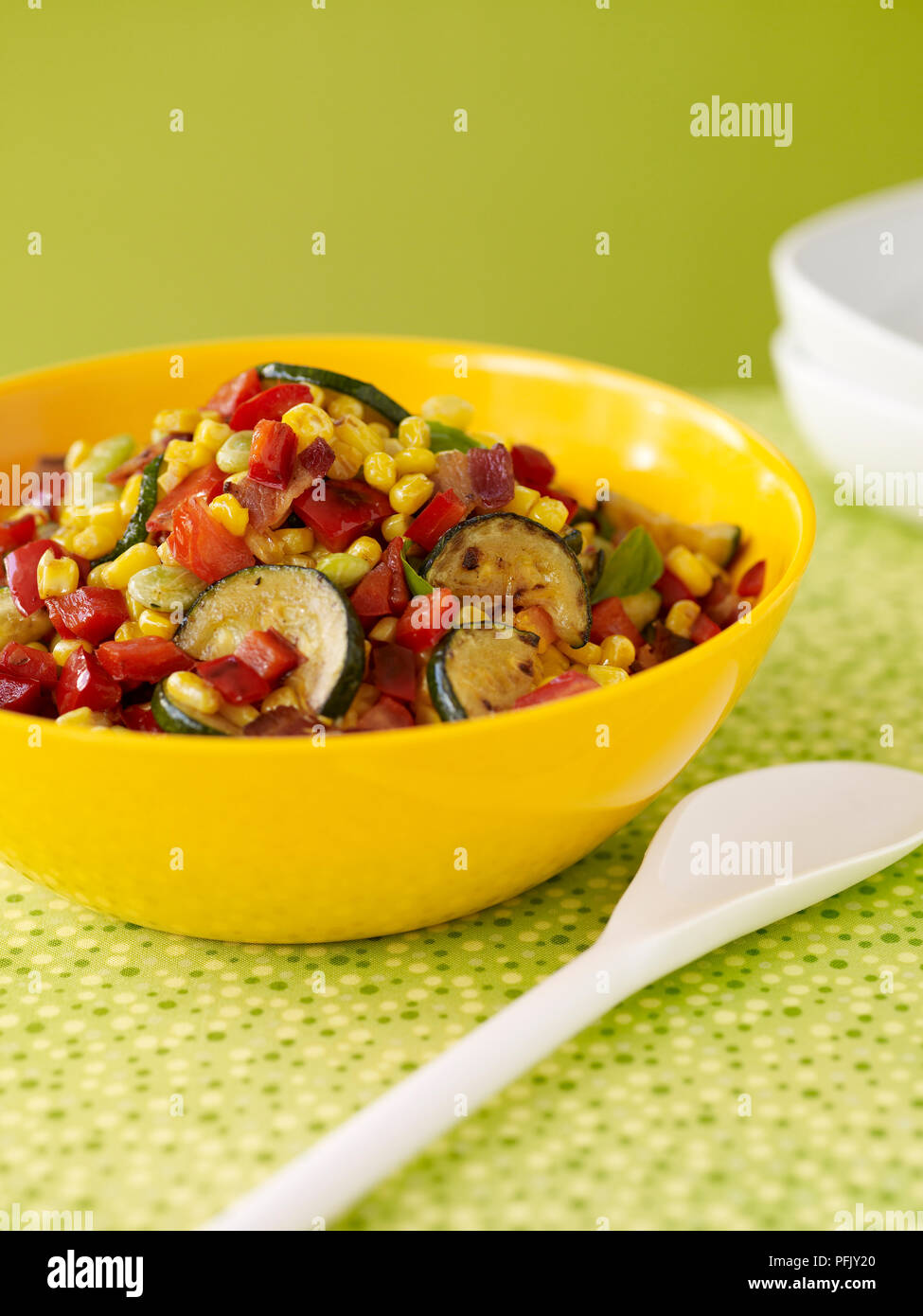 Bol de salade de légumes grillés, avec cuillère à proximité Banque D'Images