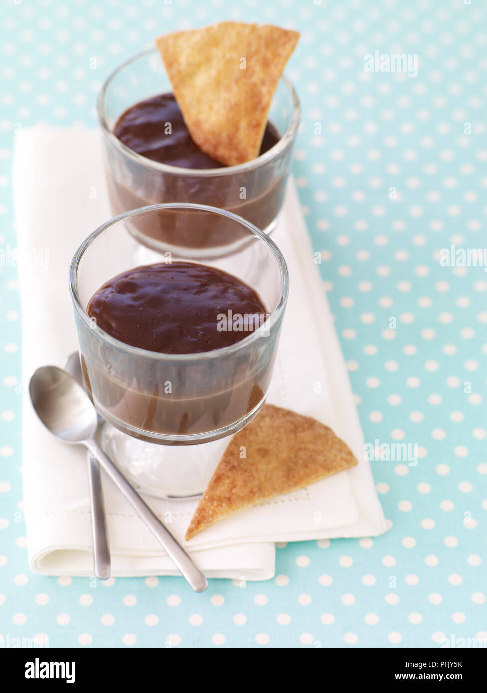Le pouding au chocolat mexicain servi dans les verres, avec les chips tortilla sucrée Banque D'Images