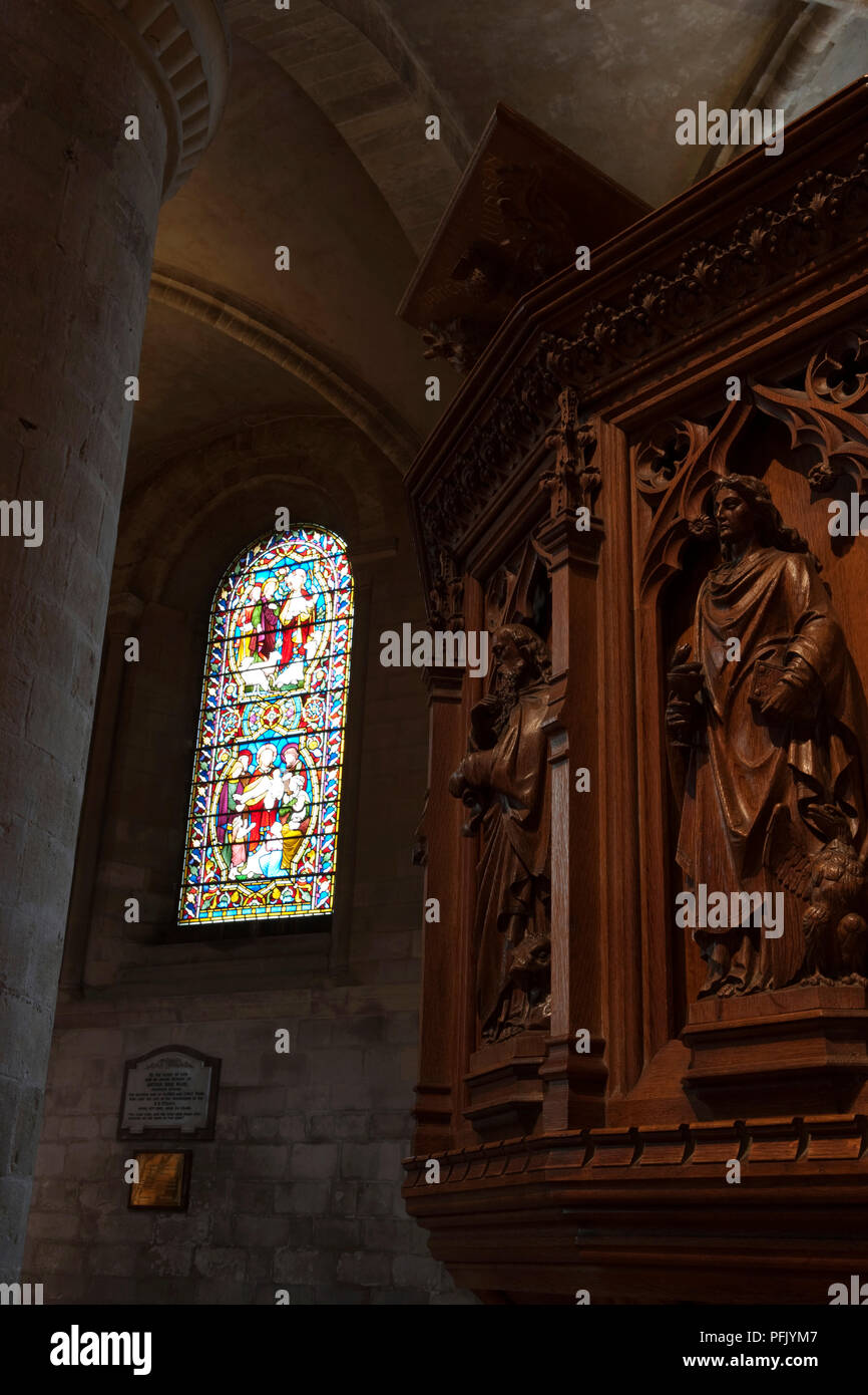 La Grande-Bretagne, l'Angleterre, dans le Hampshire, Romsey, Abbaye de Romsey, chaire en bois sculpté à côté détail vitrail Banque D'Images