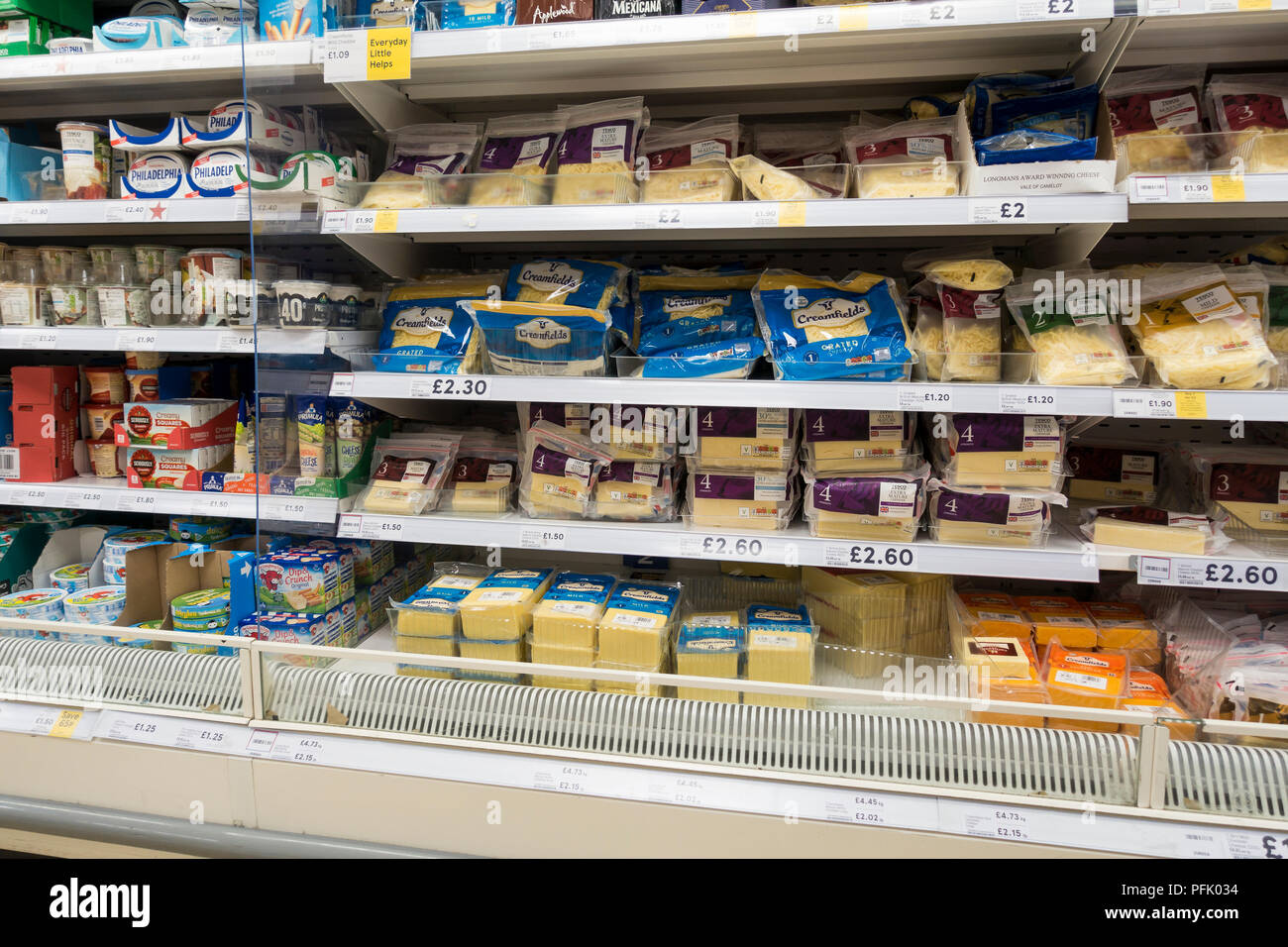 Le fromage d'afficher (dans l'emballage en plastique) dans un supermarché Tesco, UK Banque D'Images