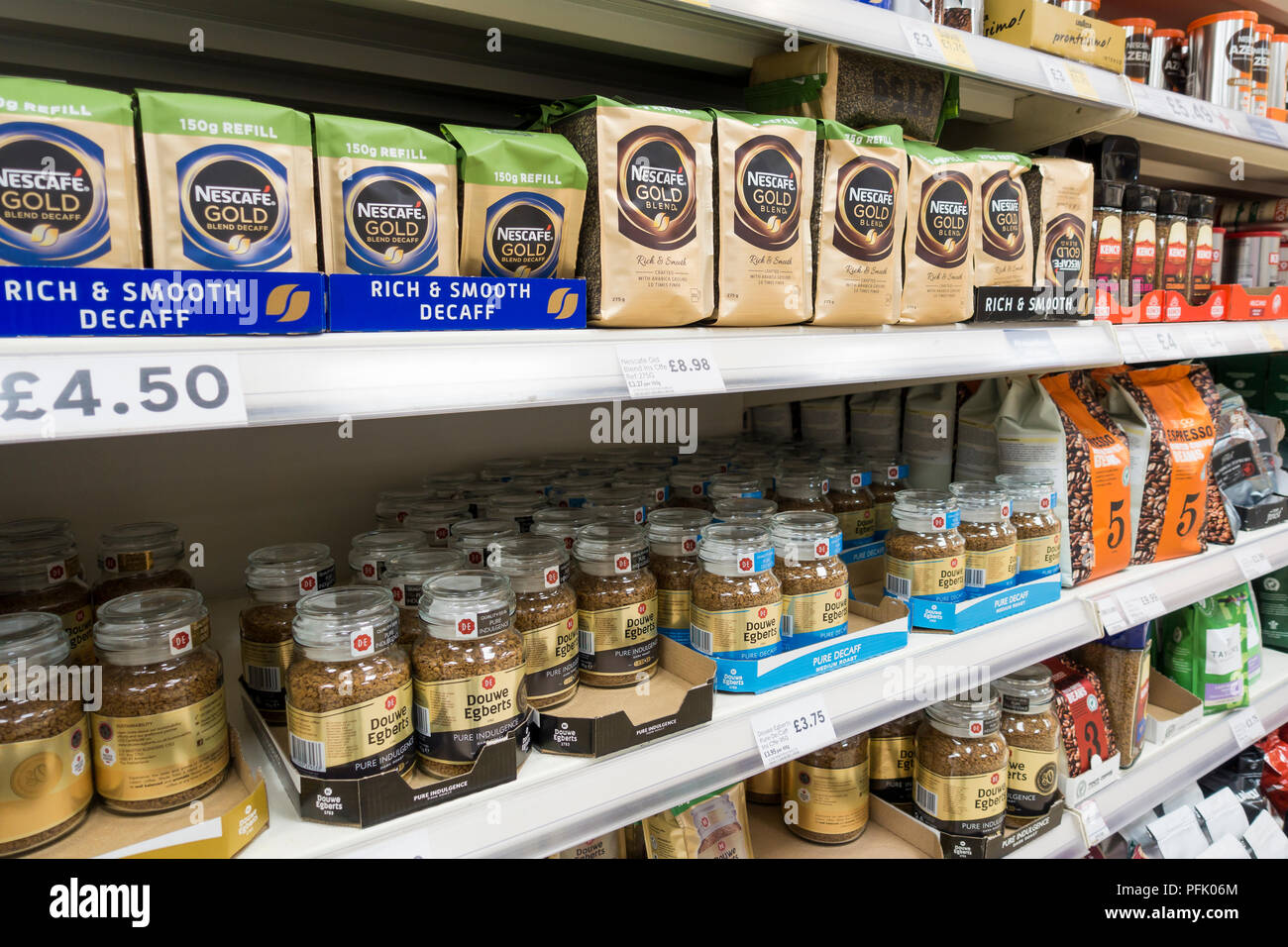 Bocaux et sachets de café à vendre dans un supermarché Tesco, Royaume-Uni Banque D'Images