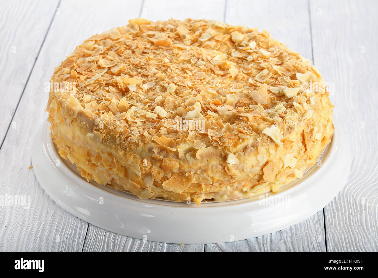 Close Up De Delicieux Gateau De Pate Feuilletee Maison Napoleon En Couches Avec Creme Patissiere A Plat Sur Une Table En Bois Blanc Vue D En Haut Photo Stock Alamy