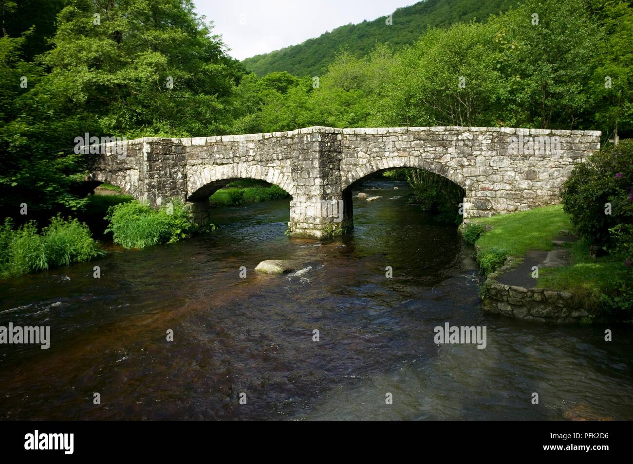 La Grande-Bretagne, l'Angleterre, Devon, Dartmoor National Park, près de Drewsteignton, Fingle Bridge traversant la rivière Teign Banque D'Images