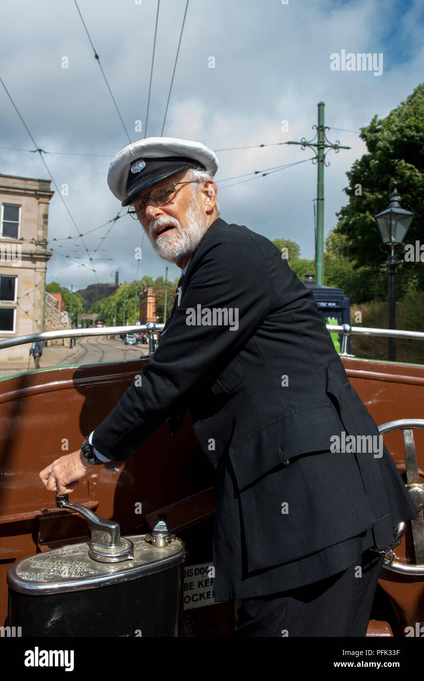 L'un des chauffeurs de tram contrôler le poteau avant qu'il fonctionne le bateau' le surnom donné à un seul paquet open top maintenant au Crich tramway Blackpool Banque D'Images