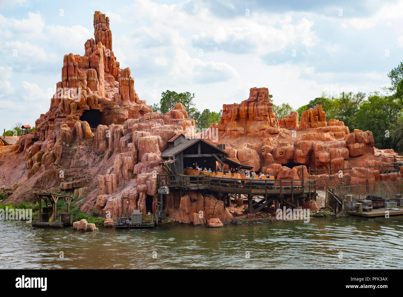 Big Thunder Mountain Railroad ride dans Magic Kindgom, Walt Disney World, Orlando, Floride. Banque D'Images